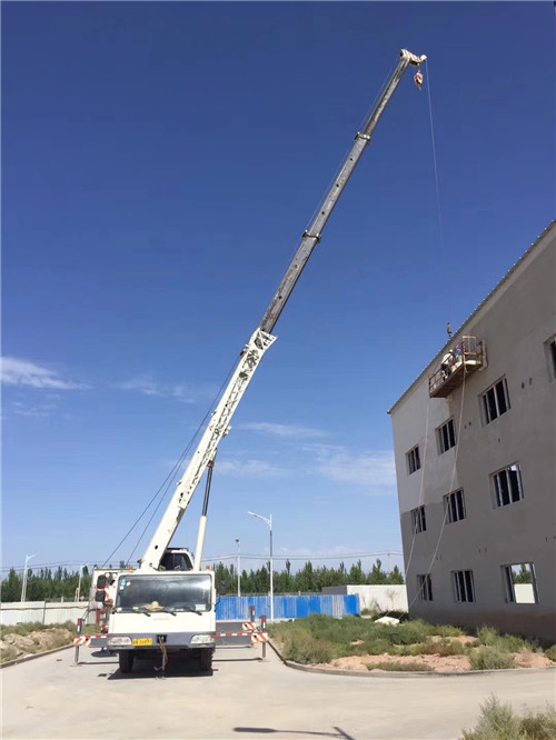 高安市“轻装强干”—— 吊车的 “轻量化臂架” 技术